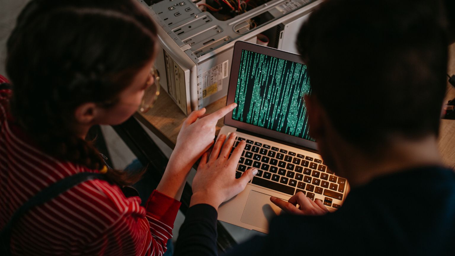 Especialistas revisando un sistema de seguridad informática en una pyme desde un ordenador portátil