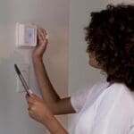 Reparación de termostato inteligente en el hogar con solución sencilla y económica