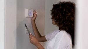 Reparación de termostato inteligente en el hogar con solución sencilla y económica