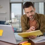 Sistema de reservas online en pantalla de portátil para negocio de servicios y digitalización de empresas