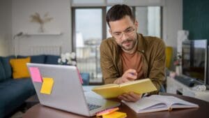 Sistema de reservas online en pantalla de portátil para negocio de servicios y digitalización de empresas