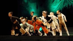 Espectáculo infantil con animación musical en festival familiar durante fiestas patronales con público participando