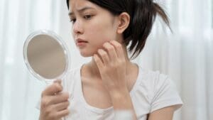 ¿Cuándo acudir a un dermatólogo para cuidar tu piel y cabello?