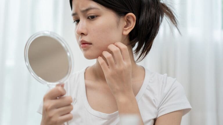 ¿Cuándo acudir a un dermatólogo para cuidar tu piel y cabello?