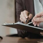 Persona revisando documentos para la nacionalidad española por residencia en 2026