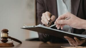 Persona revisando documentos para la nacionalidad española por residencia en 2026