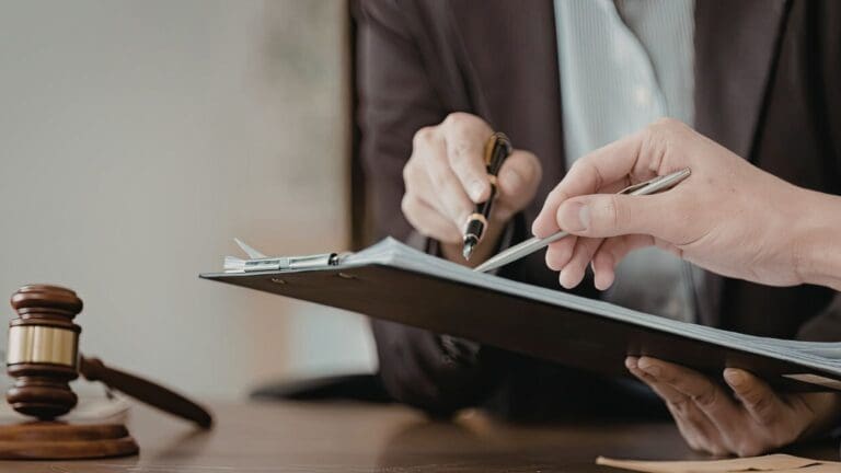 Persona revisando documentos para la nacionalidad española por residencia en 2026