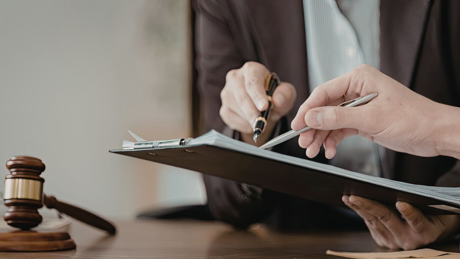 Persona revisando documentos para la nacionalidad española por residencia en 2026