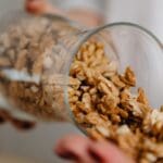 Persona comiendo nueces a diario como parte de una alimentación saludable