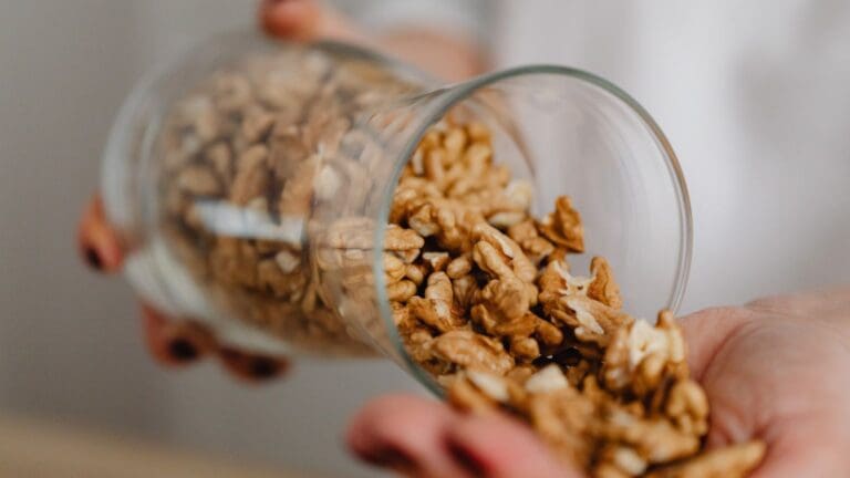 Persona comiendo nueces a diario como parte de una alimentación saludable