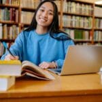 Estudiante universitario analizando si estudiar una maestría virtual o presencial en 2026