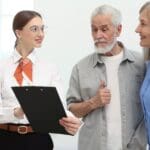 persona evaluando la necesidad de un seguro de vida según su situación personal