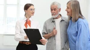 persona evaluando la necesidad de un seguro de vida según su situación personal