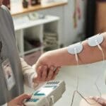 Electroterapia aplicada en fisioterapia para aliviar el dolor muscular y mejorar la recuperación