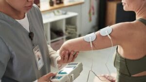 Electroterapia aplicada en fisioterapia para aliviar el dolor muscular y mejorar la recuperación