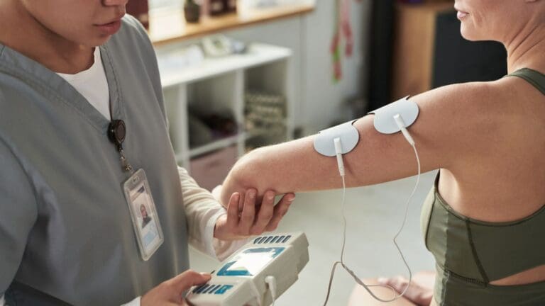 Electroterapia aplicada en fisioterapia para aliviar el dolor muscular y mejorar la recuperación