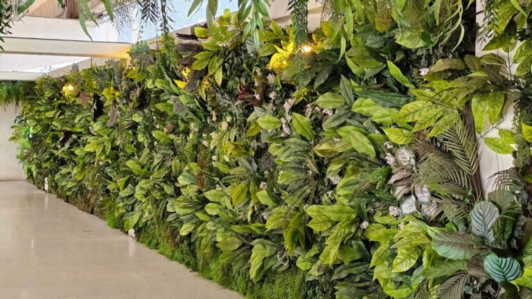 Plantas artificiales decorativas en salón moderno de decoración interior contemporánea