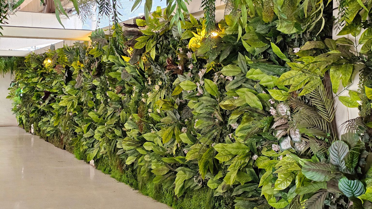 Plantas artificiales decorativas en salón moderno de decoración interior contemporánea