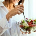 Persona practicando alimentación consciente y comiendo saludable sin culpa ni ansiedad