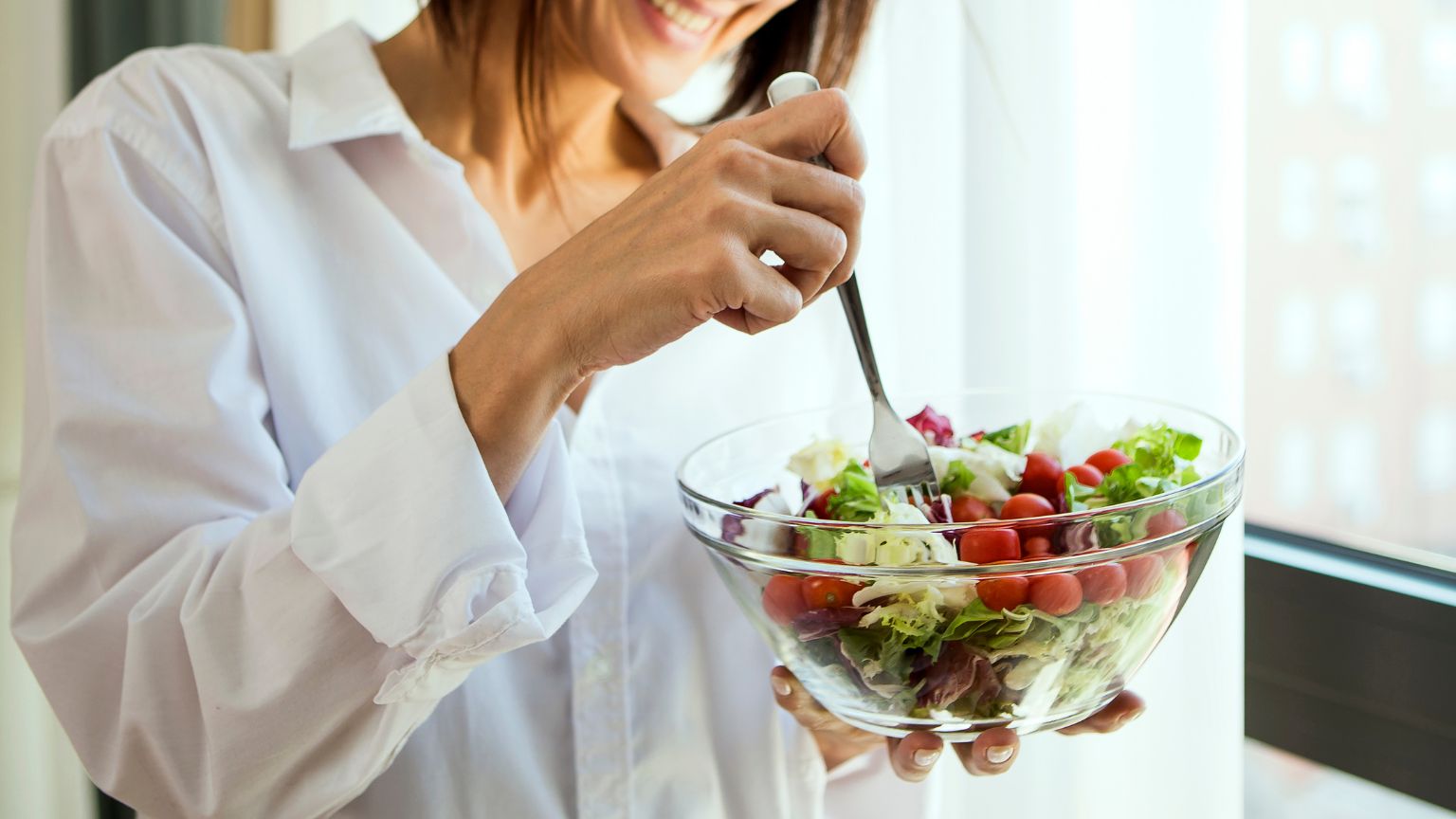 Persona practicando alimentación consciente y comiendo saludable sin culpa ni ansiedad