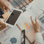 Equipo trabajando en plan de branding internacional corporativo.