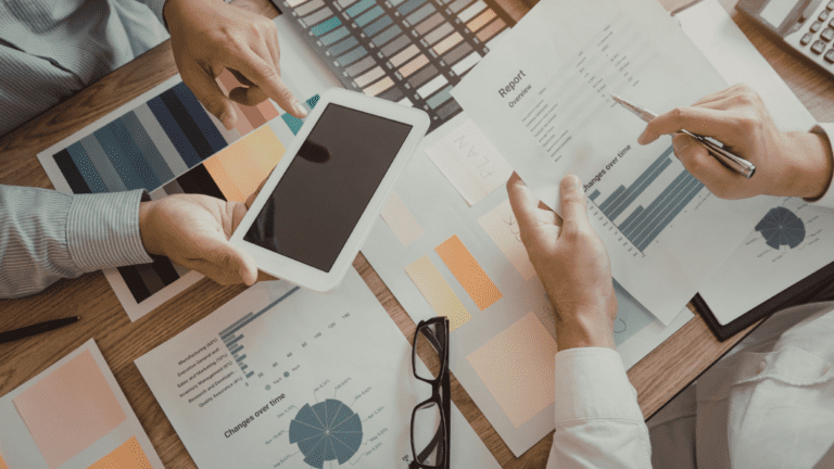 Equipo trabajando en plan de branding internacional corporativo.