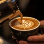 Barista profesional preparando café de especialidad en cafetería moderna de Madrid