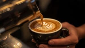 Barista profesional preparando café de especialidad en cafetería moderna de Madrid