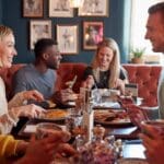 grupo de amigos compartiendo una comida en un restaurante en Madrid