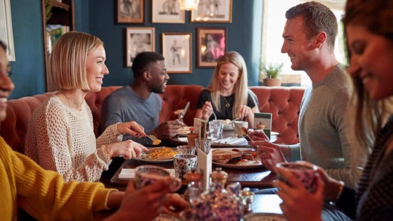 grupo de amigos compartiendo una comida en un restaurante en Madrid
