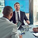 Empresa analizando crecimiento empresarial y rentabilidad en gráficos financieros