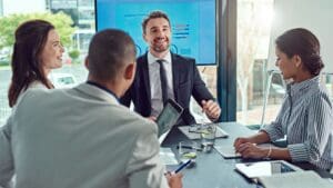 Empresa analizando crecimiento empresarial y rentabilidad en gráficos financieros