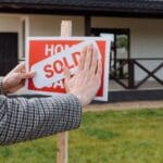 Propietario preocupado porque su vivienda tarda en venderse en el mercado inmobiliario