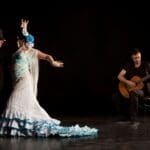 Tablao flamenco con baile y música en vivo representando el flamenco tradicional
