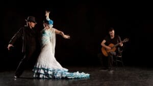 Tablao flamenco con baile y música en vivo representando el flamenco tradicional