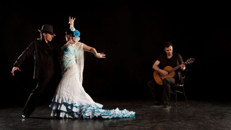 Tablao flamenco con baile y música en vivo representando el flamenco tradicional
