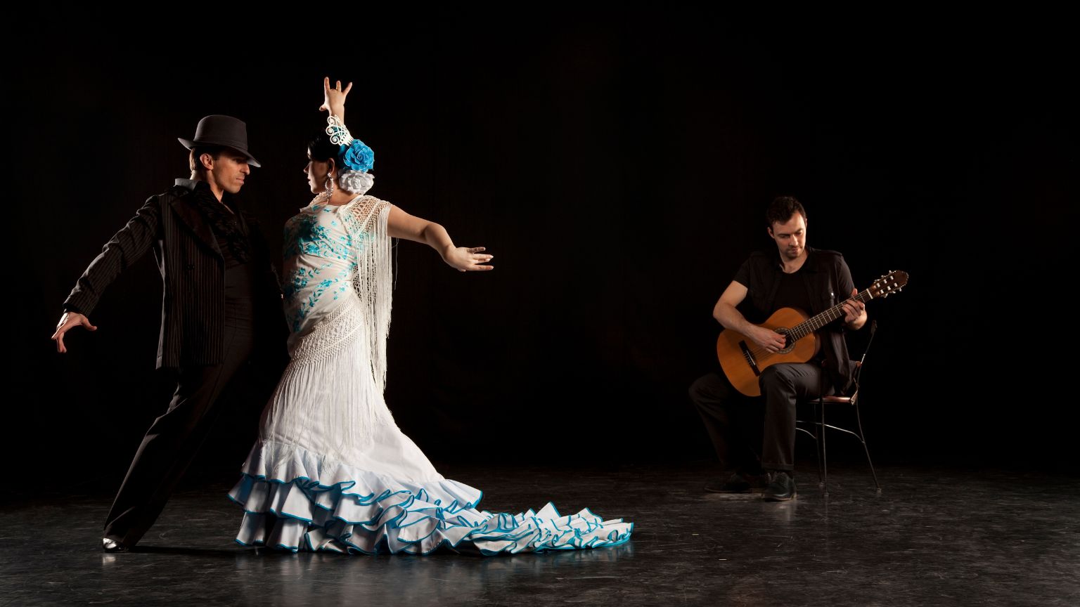 Tablao flamenco con baile y música en vivo representando el flamenco tradicional