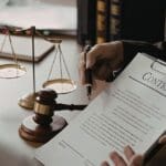 Abogado revisando contrato ante posible incumplimiento contractual en despacho profesional