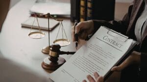 Abogado revisando contrato ante posible incumplimiento contractual en despacho profesional