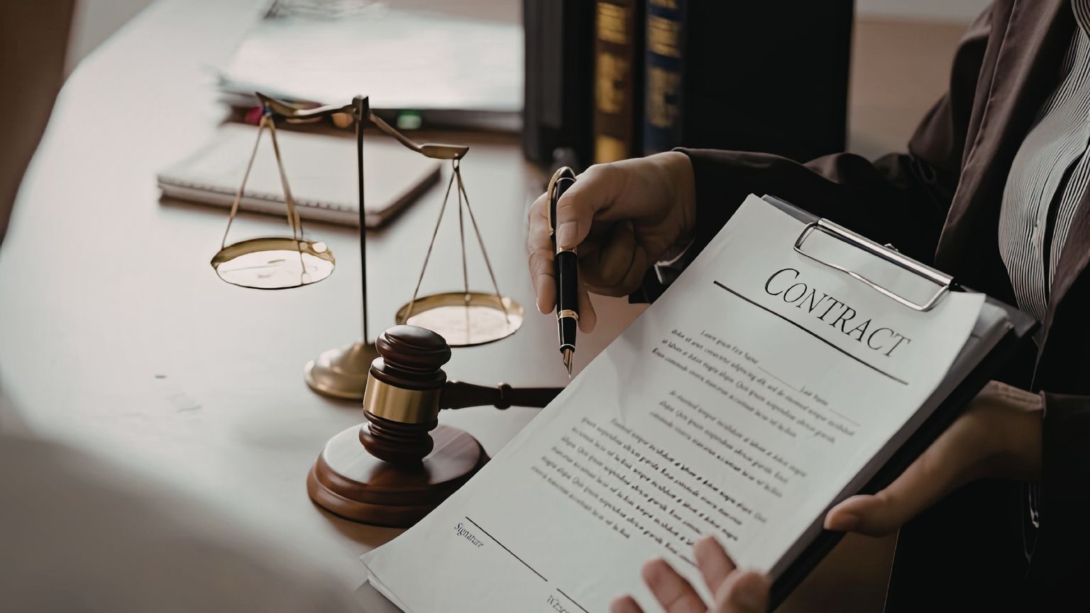Abogado revisando contrato ante posible incumplimiento contractual en despacho profesional
