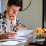 Asesoramiento sobre qué impuestos debe pagar un autónomo en España revisando facturas y declaraciones fiscales