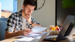 Asesoramiento sobre qué impuestos debe pagar un autónomo en España revisando facturas y declaraciones fiscales