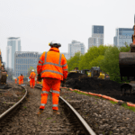 ¿Qué incluyen los servicios ferroviarios y por qué son clave en cada proyecto?