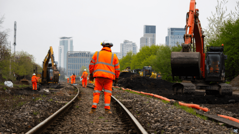 ¿Qué incluyen los servicios ferroviarios y por qué son clave en cada proyecto?