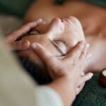 Cliente relajada después de un masaje tailandés con sensación de bienestar físico y alivio de tensión muscular