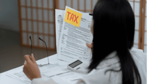 Organización documental en servicios fiscales empresariales.