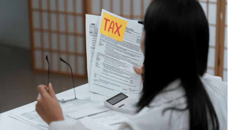 Organización documental en servicios fiscales empresariales.