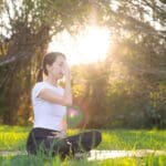 Mujer practicando ejercicios somáticos en el suelo para mejorar la conciencia corporal y reducir el estrés.