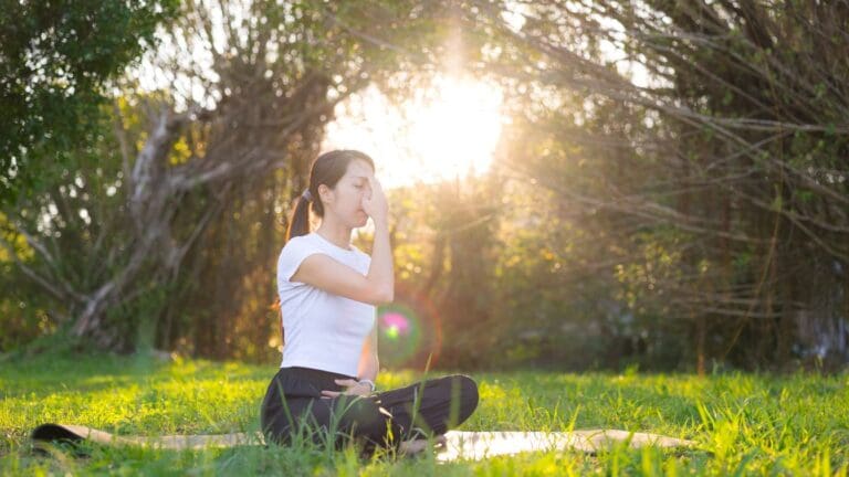 Mujer practicando ejercicios somáticos en el suelo para mejorar la conciencia corporal y reducir el estrés.