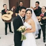 Serenata de aniversario de bodas con mariachi para aniversario de bodas interpretando canciones románticas en directo